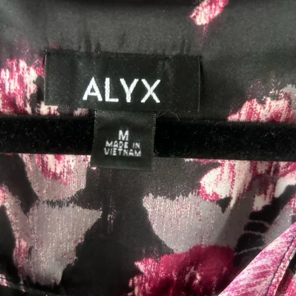 Womans Blouse, size Medium - Picture 3 of 7